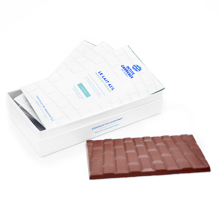Coffret personnalisable ouvert avec 3 étuis de tablettes de chocolat, une tablette posée au pied du coffret, Petits Carreaux de Paris