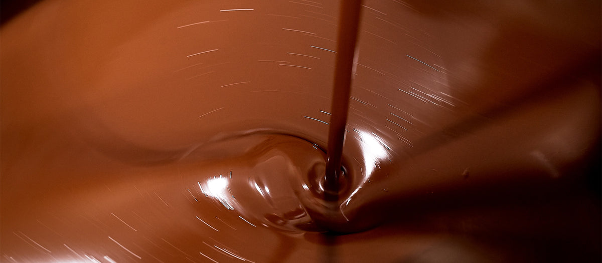 Chocolat artisanal fondu qui coule dans une turbine de fabrication, Petits Carreaux de Paris